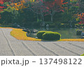 紅葉のある風景 137498122