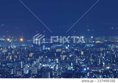 夜の街明かり　大阪から神戸まで遠望 137498188