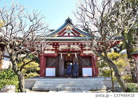 亀戸御岳神社をお参りする人 亀戸御岳神社をお参りする人 137498418