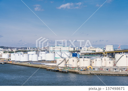 「青森県」港町 八戸港の風景　八戸市 137498671