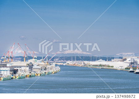 「青森県」港町 八戸港の風景　八戸市 137498672