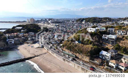 湘南の海岸線と丘陵地に広がる街並みを走る江ノ電 137499010
