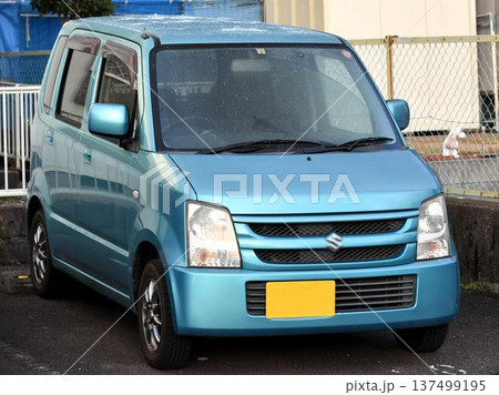 駐車場に並ぶ乗用車 駐車場に並ぶ乗用車 137499195