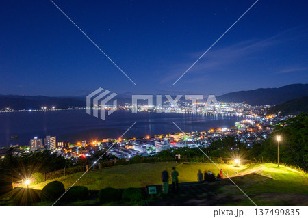 諏訪湖の夜景と街明かりの風景 137499835