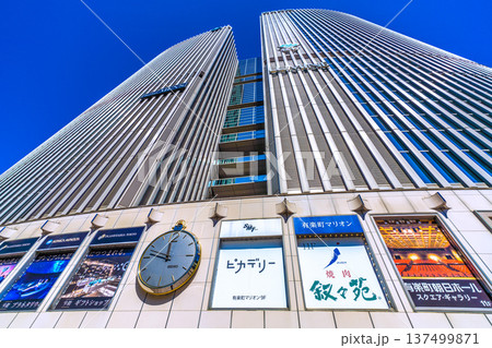 日本の東京都市景観3月8日。数寄屋橋交差点前の有楽町マリオンなどを望む 137499871