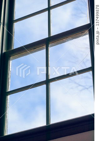 レトロな窓から見える青空【あがたの森文化会館】 137499878