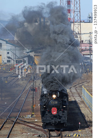 車両基地から釧路駅に向かうSL冬の湿原号　釧網本線　SL列車　蒸気機関車　C11 171 137499913