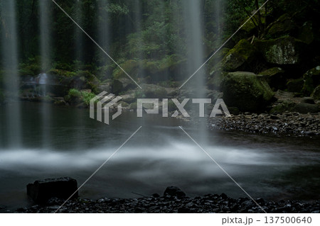 光さす鍋ヶ滝 137500640