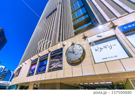 日本の東京都市景観新幹線（左下）や数寄屋橋交差点前の有楽町マリオンなどを望む 137500880