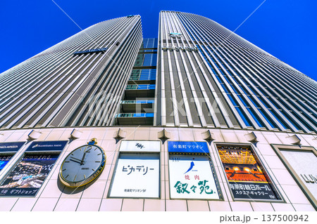 日本の東京都市景観3月8日。数寄屋橋交差点前の有楽町マリオンなどを望む 日本の東京都市景観3月8日。数寄屋橋交差点前の有楽町マリオンなどを望む 137500942