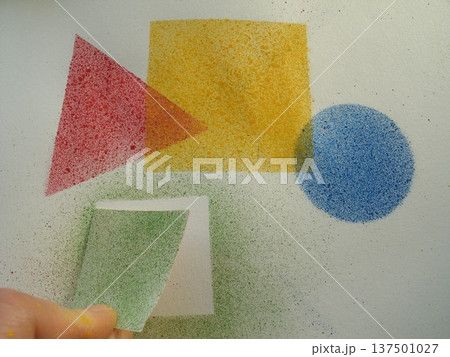 絵の具をブラシで霧状に飛ばすスパッタリングとステンシルの技法で描いた淡い質感のカラフルな図形 絵の具をブラシで霧状に飛ばすスパッタリングとステンシルの技法で描いた淡い質感のカラフルな図形 137501027
