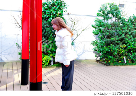 お辞儀をする女性モデル。日本の礼節とホスピタリティを象徴する冬のロケ風景。 お辞儀をする女性モデル。日本の礼節とホスピタリティを象徴する冬のロケ風景。 137501030