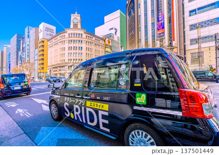 日本の東京都市景観 銀座には多くのタクシーが行き交う…手前は禁煙タクシー… 日本の東京都市景観 銀座には多くのタクシーが行き交う…手前は禁煙タクシー… 137501449