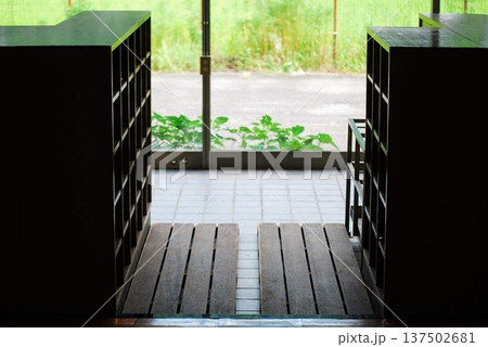 学校の下駄箱 137502681