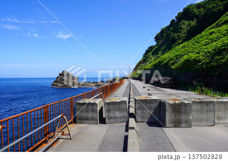 弁慶の刀掛岩付近の雷電国道旧道(国道229号線) 弁慶の刀掛岩付近の雷電国道旧道(国道229号線) 137502828