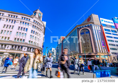 日本の東京都市景観 3月。インバウンド続く…外国人観光客らで賑わう銀座…＝8日、ホコ天 137503000