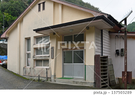 山間の静かな集落に佇むどこか懐かしい雰囲気の木造校舎の体育館外観 137503289