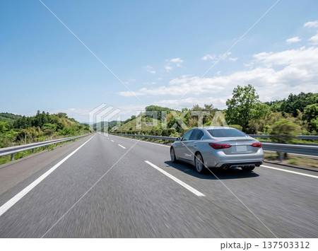高速道路を走るセダン 137503312