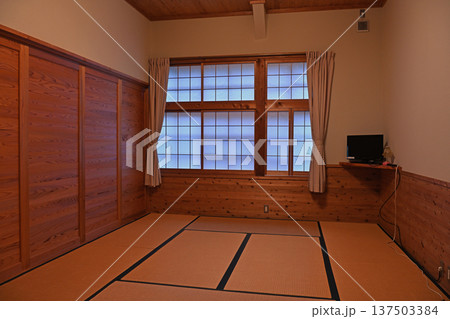 温かみのある板壁と畳が心地よいリノベーションされた木造校舎の客室 温かみのある板壁と畳が心地よいリノベーションされた木造校舎の客室 137503384