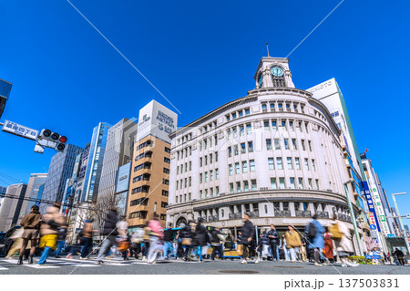 日本の東京都市景観3月8日。インバウンド続く…外国人観光客らで賑わう銀座（ホコ天実施日） 137503831