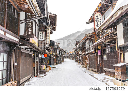 奈良井宿　雪降る冬の宿場町 137503979