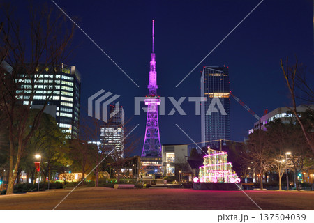 《愛知県》名古屋都市風景　栄の夜景　ライトアップされた夜のテレビ塔 137504039