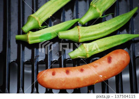 バーベキューグリルで焼く野菜 137504115