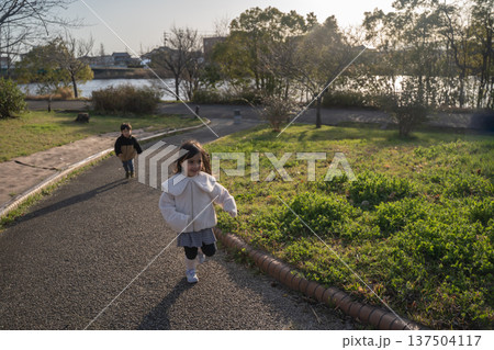 公園で遊ぶ女の子 公園で遊ぶ女の子 137504117