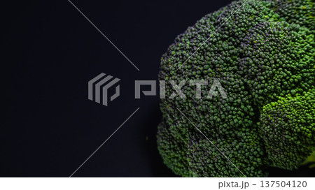 黒背景に浮かぶブロッコリー 黒背景に浮かぶブロッコリー 137504120