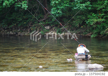 鮎釣りをする男性 鮎釣りをする男性 137504192