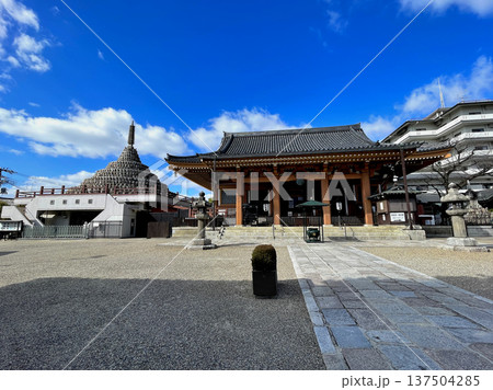 本堂　と　千体仏塔　新選組隊士たちの訓練場だった壬生寺 137504285