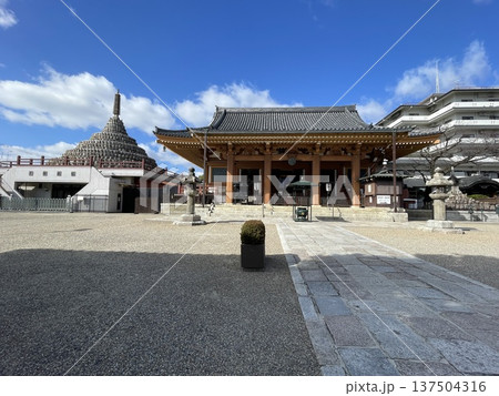 本堂　と　千体仏塔　新選組隊士たちの訓練場だった壬生寺 137504316