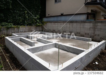 一戸建て住宅の基礎工事、住宅の基礎,新築住宅の工事現場, 一戸建て住宅の基礎工事、住宅の基礎,新築住宅の工事現場, 137504682