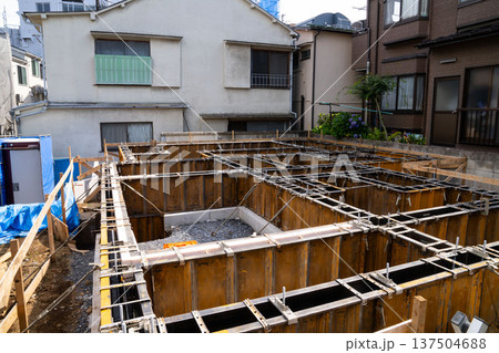 一戸建て住宅の基礎工事、住宅の基礎,新築住宅の工事現場, 一戸建て住宅の基礎工事、住宅の基礎,新築住宅の工事現場, 137504688
