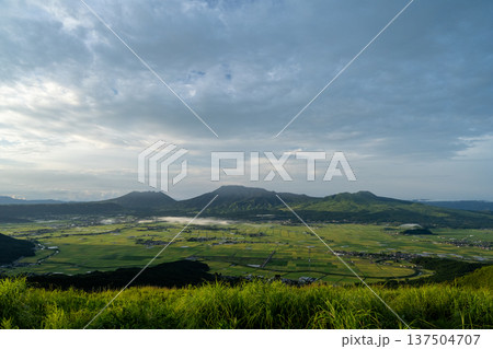 噴煙を上げる阿蘇山の火口 137504707