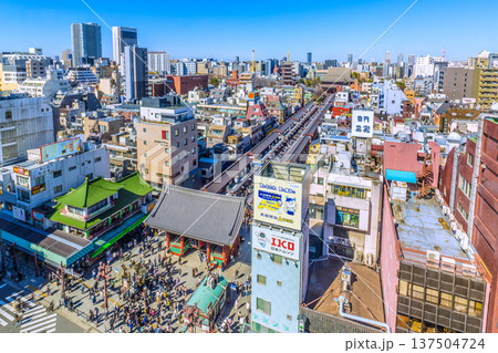 日本の東京都市景観インバウンドは続く…外国人観光客らで賑わう浅草寺。華やかな気分に…＝3月8日 137504724