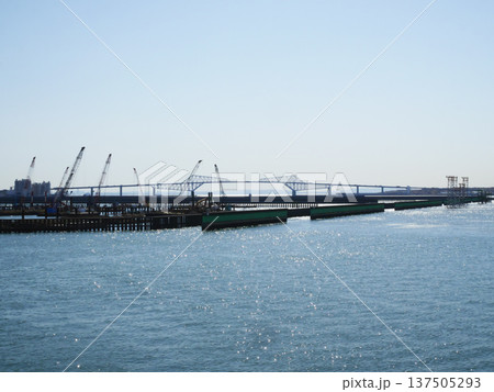 青い空と海と東京ゲートブリッジ|新木場・若洲 青い空と海と東京ゲートブリッジ|新木場・若洲 137505293
