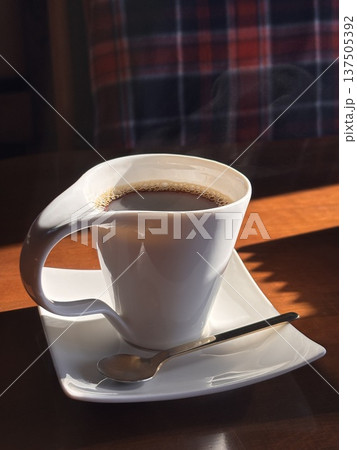 朝日が差し込むテーブルと温かいコーヒー 朝日が差し込むテーブルと温かいコーヒー 137505392