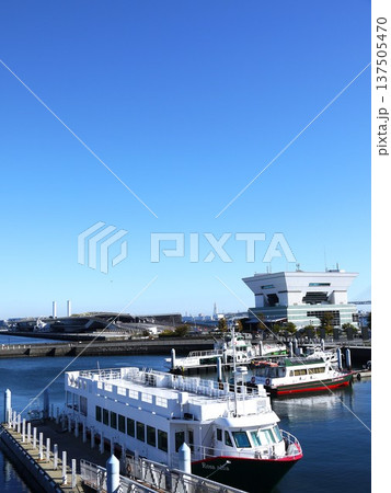 青空が広がる大さん橋 青空が広がる大さん橋 137505470