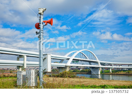 荒川土手の防災行政無線チャイムと青空 五色桜大橋 江北ジャンクション 荒川土手の防災行政無線チャイムと青空 五色桜大橋 江北ジャンクション 137505732