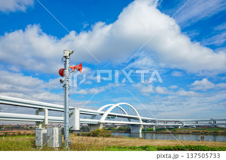 荒川土手の防災行政無線チャイムと青空　五色桜大橋　江北ジャンクション 137505733