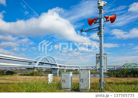 荒川土手の防災行政無線チャイムと青空　五色桜大橋　江北ジャンクション 137505735