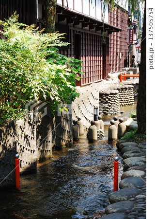 水路のある路地 137505754
