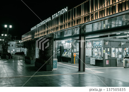 夜の東所沢駅（改札口） 137505835