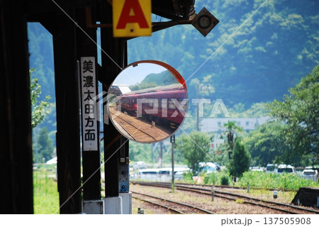 駅のホームにあるカーブミラー 137505908