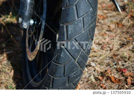 林道を走るバイクのタイヤのトレッドパターン 林道を走るバイクのタイヤのトレッドパターン 137505910