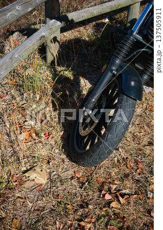 林道を走るバイクのタイヤのトレッドパターン 137505911