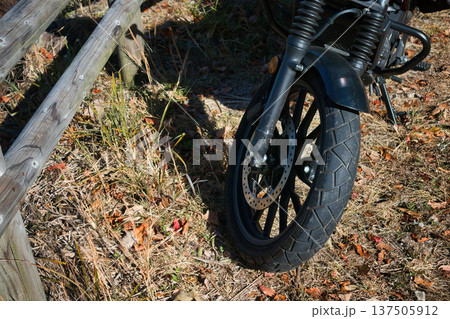 林道を走るバイクのタイヤのトレッドパターン 林道を走るバイクのタイヤのトレッドパターン 137505912