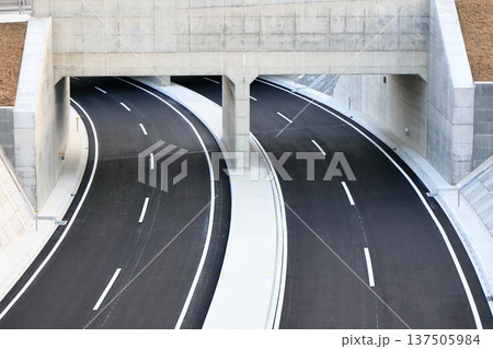 開通直前の漆黒の道路 137505984