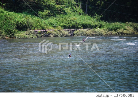 鮎釣りをする男性 鮎釣りをする男性 137506093